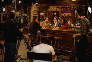 découvrez les anecdotes les plus surprenantes du tournage de la sitcom cheers, entre coulisses et secrets inattendus des acteurs.