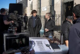 plongez dans les coulisses de la série sherlock et découvrez les secrets de sa production captivante et innovante.