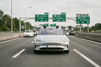 Voiture autonome circulant sur une autoroute française avec capteurs lidar visibles sur le toit